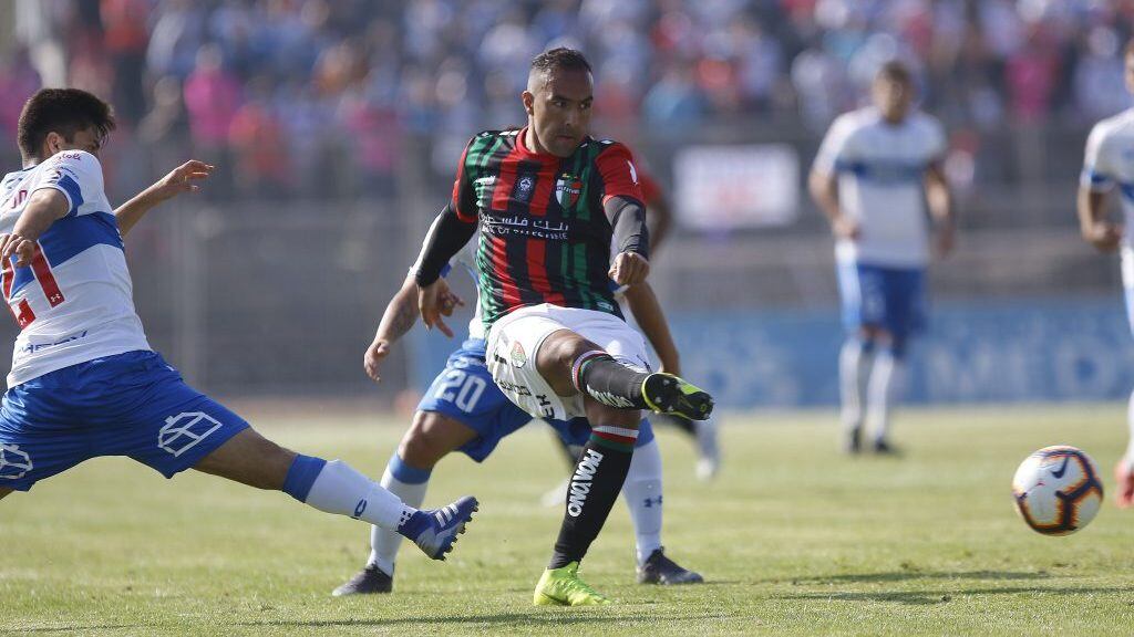 20 DE ABRIL DE 2019/SANTIAGOEnzo Gutierrez (c), durante el partido valido por la fecha 9 del Campeonato AFP PlanVital 2019, entre Palestino y Universidad Catolica, disputado en el Estadio Municipal de La Cisterna.
FOTO: LEONARDO RUBILAR CHANDIA/AGENCIAUNO