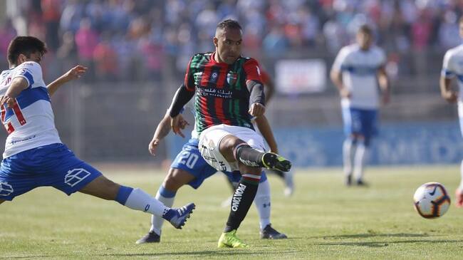 20 DE ABRIL DE 2019/SANTIAGOEnzo Gutierrez (c), durante el partido valido por la fecha 9 del Campeonato AFP PlanVital 2019, entre Palestino y Universidad Catolica, disputado en el Estadio Municipal de La Cisterna.
FOTO: LEONARDO RUBILAR CHANDIA/AGENCIAUNO