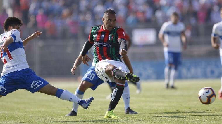 20 DE ABRIL DE 2019/SANTIAGOEnzo Gutierrez (c), durante el partido valido por la fecha 9 del Campeonato AFP PlanVital 2019, entre Palestino y Universidad Catolica, disputado en el Estadio Municipal de La Cisterna.
FOTO: LEONARDO RUBILAR CHANDIA/AGENCIAUNO