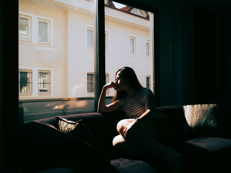 Mujeres chilenas enfrentan una mayor prevalencia de síntomas depresivos, según estudio