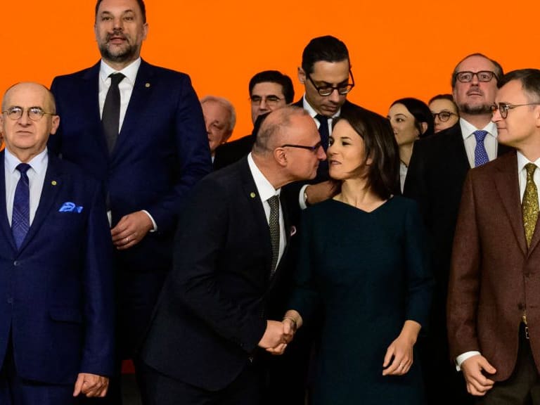 Ministro de Relaciones Exteriores de Grecia se disculpa por intentar besar en la boca a su par de Alemania