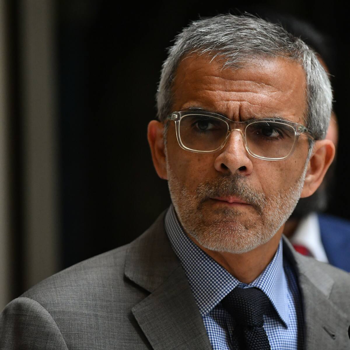 Reportan violento intento de encerrona a escolta de exministro Luis Cordero en Vitacura