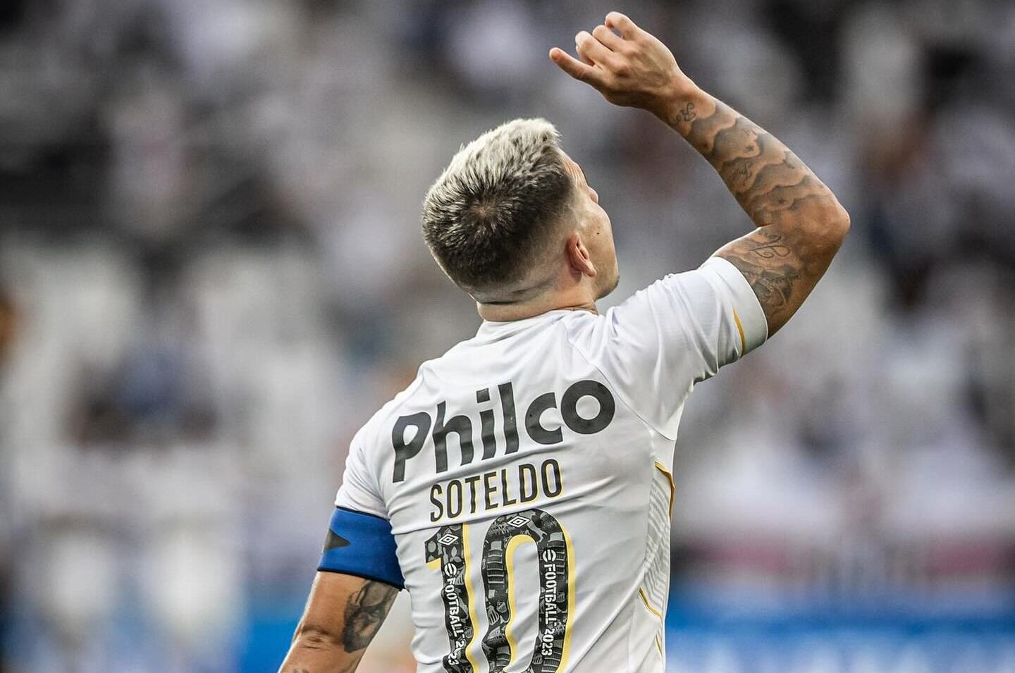Yeferson Soteldo lo pasa mal en Santos