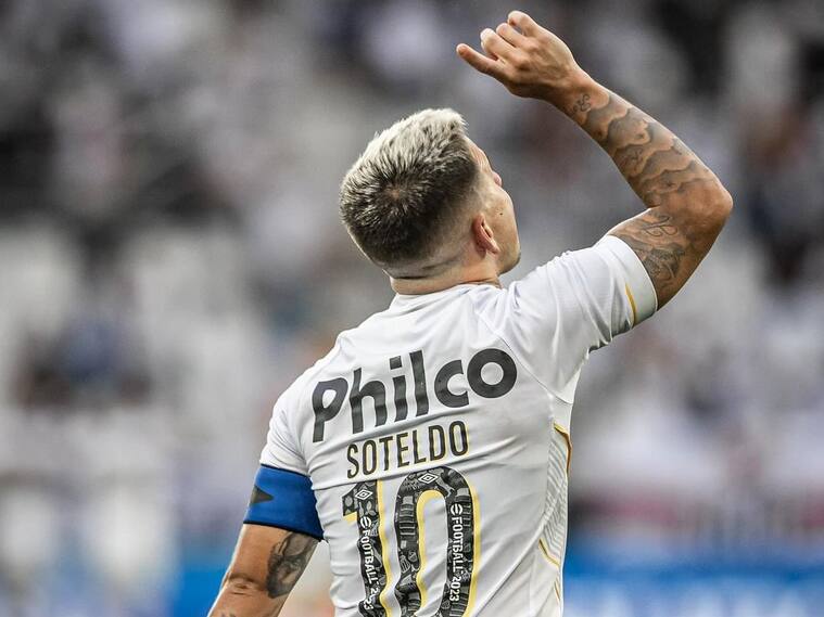 Yeferson Soteldo lo pasa mal en Santos
