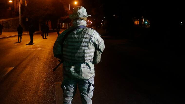 22 DE MARZO DE 2020/VI—A DEL MARUn infante de Marina en medio de la calle Alvarez, en el marco de la primera noche con toque de queda, como medida preventiva a la pandemia del Coronavirus.
FOTO: LEONARDO RUBILAR CHANDIA/AGENCIAUNO