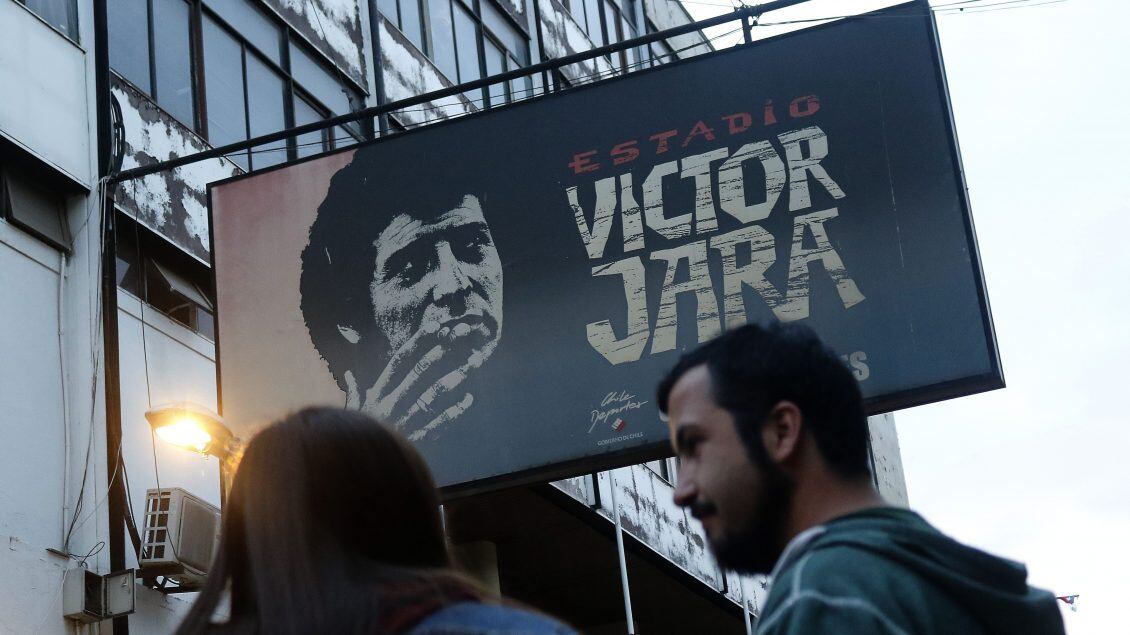16 DE SEPTIEMBRE DE 2018/SANTIAGO Organizaciones relizan velatón en las puertas del Estadio Victor Jara, a 45 años del asesinato del cantautor, a manos de la dictadura cívico-militar.
FOTO: LEONARDO RUBILAR CHANDIA/AGENCIAUNO