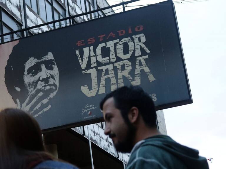 16 DE SEPTIEMBRE DE 2018/SANTIAGO Organizaciones relizan velatón en las puertas del Estadio Victor Jara, a 45 años del asesinato del cantautor, a manos de la dictadura cívico-militar.
FOTO: LEONARDO RUBILAR CHANDIA/AGENCIAUNO