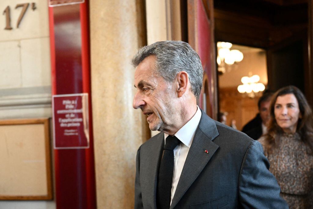 El expresidente de Francia Nicolas Sarkozy saliendo de los tribunales