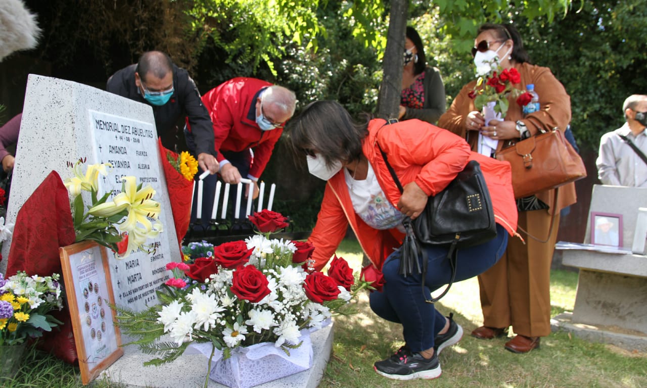 Familiares de las víctimas del incendio del hogar de ancianos. Foto: Marcelo Castro, ADN.