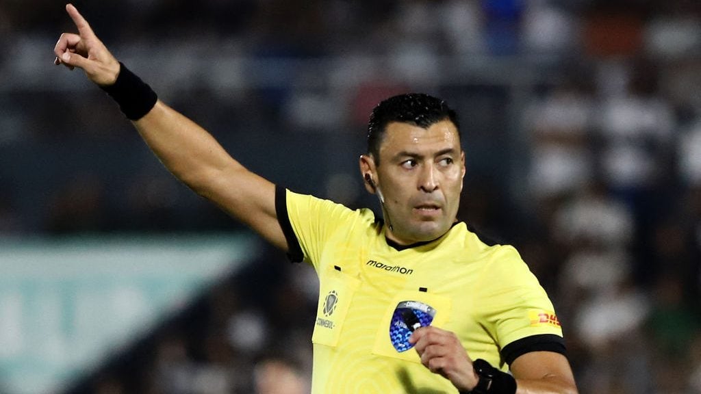 Defensa de Fluminense acusó mala conducta del árbitro Roberto Tobar: "Me dio una patada en la canilla y me pisoteó el pie"