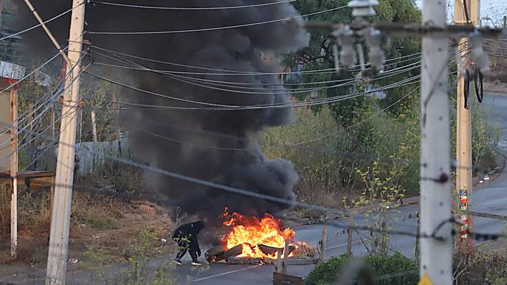 Barricadas, colchones encendidos y molotov: detallan el complejo arranque del desalojo de la megatoma en Valparaíso