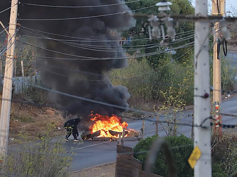 Barricadas, colchones encendidos y molotov: detallan el complejo arranque del desalojo de la megatoma en Valparaíso