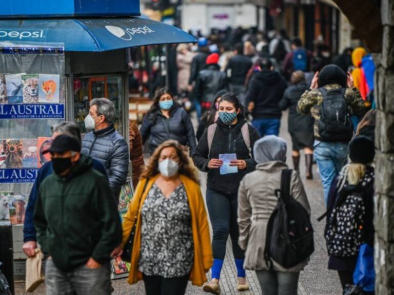 13 DE MAYO 2021 / TEMUCOCentro de Temuco en calle Bulnes, gran cantidad de personas aglomeradas, debido a la apertura del comercio por el avance a fase 2 del Plan Paso a Paso.
FOTO: MARCOS MALDONADO / AGENCIAUNO