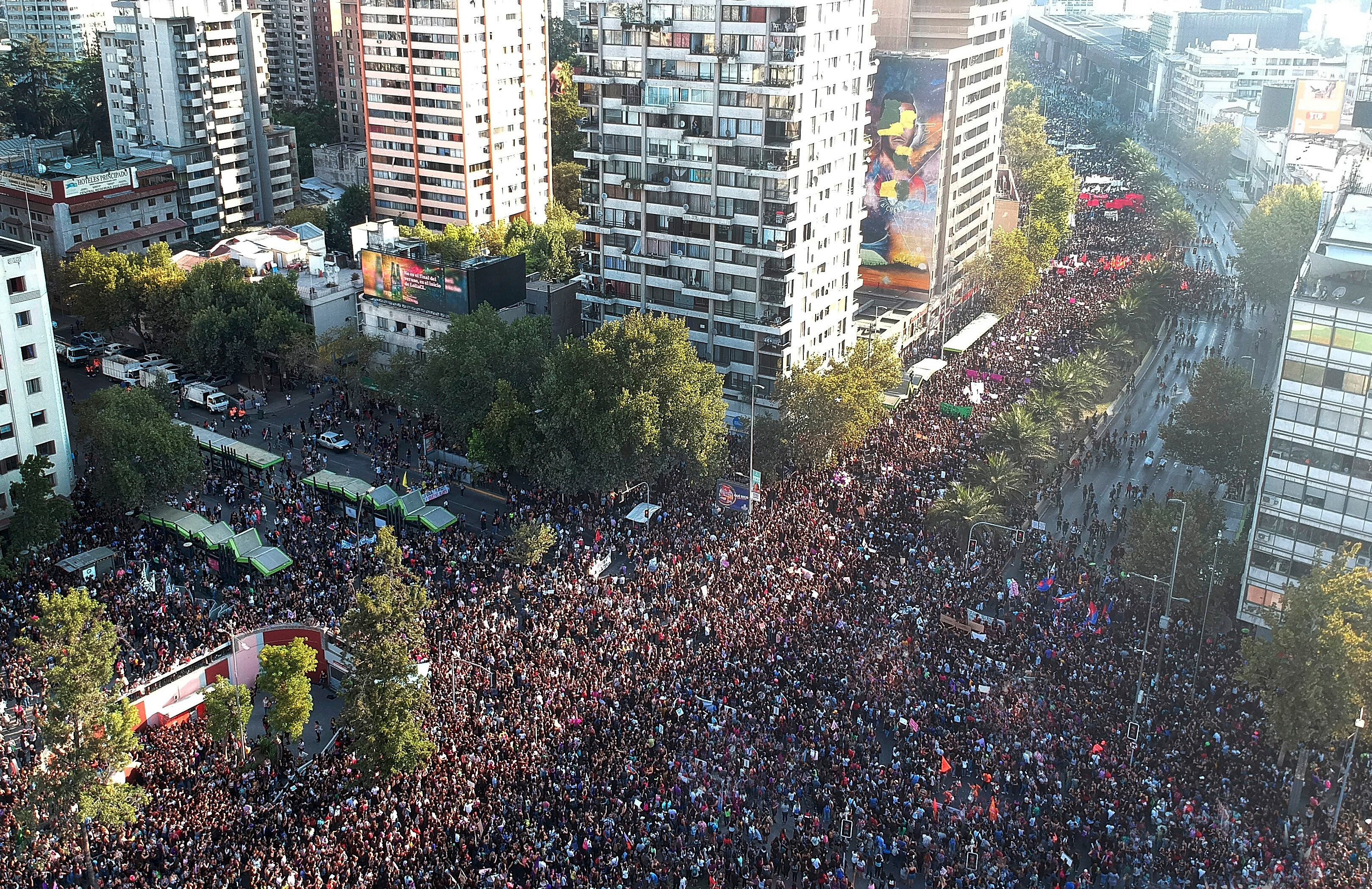 8 de Marzo del 2019/SANTIAGOMiles de Mujeres llegaron hasta Plaza Italia, para participar de la Marcha 8M, en el Dia Internacional de la Mujer. IMAGENES DE DRONE
FOTO: SAMIR VIVEROS/AGENCIAUNO