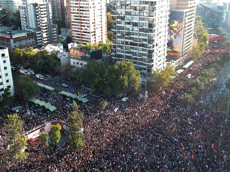 8 de Marzo del 2019/SANTIAGOMiles de Mujeres llegaron hasta Plaza Italia, para participar de la Marcha 8M, en el Dia Internacional de la Mujer. IMAGENES DE DRONE
FOTO: SAMIR VIVEROS/AGENCIAUNO