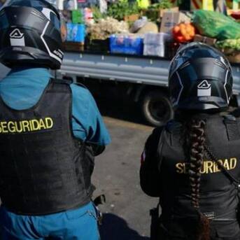 Guardia de seguridad muere en plena persecución de ladrón en centro comercial de Santiago: se desvaneció en el trayecto
