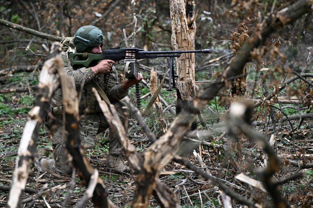 Soldado de Ucrania con su arma de guerra en medio de combates en Donetsk