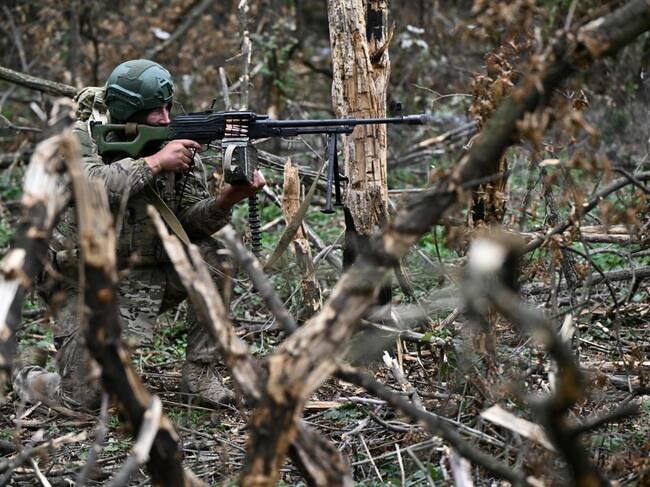 Soldado de Ucrania con su arma de guerra en medio de combates en Donetsk