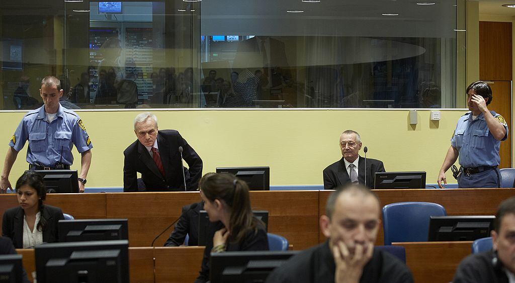 Jovica Stanisic y Franko Simatovic sentados ante la corte de Naciones Unidas