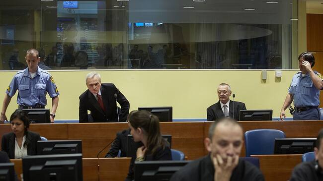 Jovica Stanisic y Franko Simatovic sentados ante la corte de Naciones Unidas