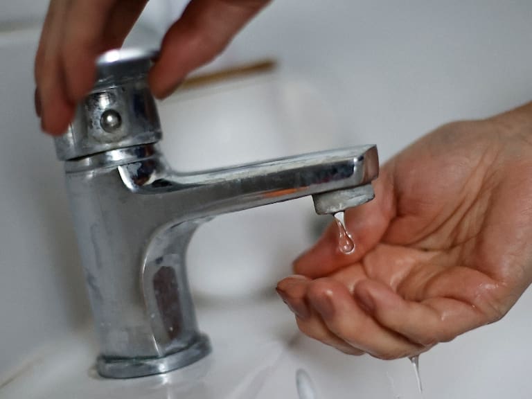 Aguas Andinas anuncia corte de suministro por 15 horas para ocho comunas de la Región Metropolitana