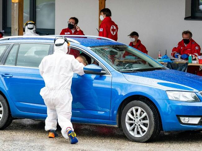 Trabajadores de la salud efectúan test del Covid-19 en Sant Wolfgang