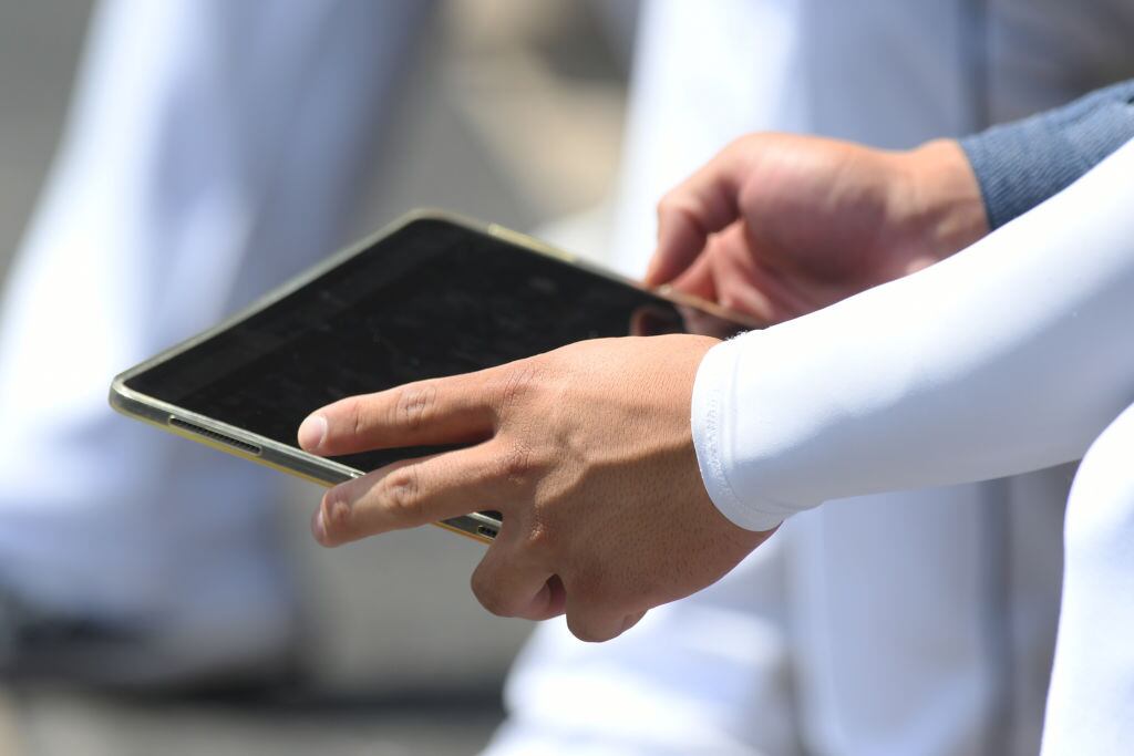 Una persona utiliza un iPad en Estados Unidos