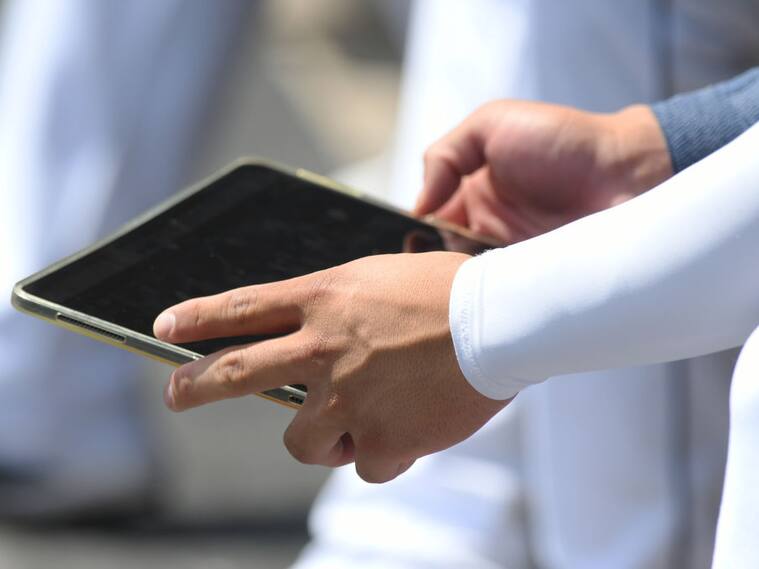 Una persona utiliza un iPad en Estados Unidos