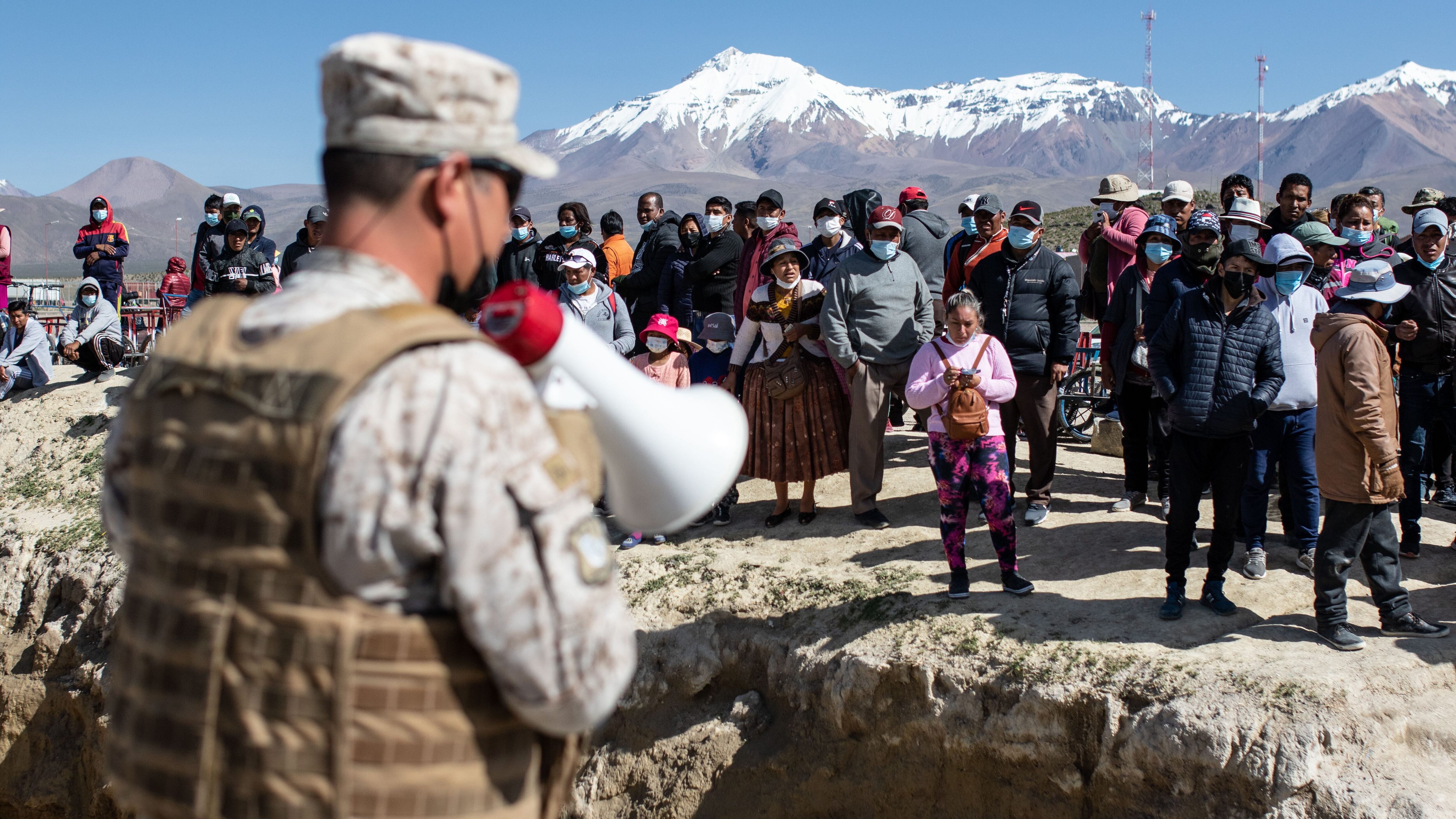 19 de Febrero de 2022 / IQUIQUEChilenos y bolivianos querían cruzar la frontera para llevar a cabo la tradicional feria bipartita que se desarrolla todos los sábados, una semana en Pisiga (Bolivia) y otra en Colchane (Chile).
FOTO: JOHAN BERNA/AGENCIAUNO