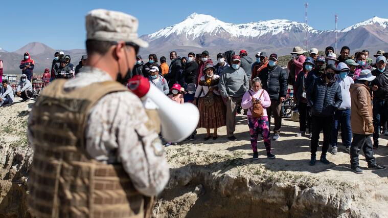 19 de Febrero de 2022 / IQUIQUEChilenos y bolivianos querían cruzar la frontera para llevar a cabo la tradicional feria bipartita que se desarrolla todos los sábados, una semana en Pisiga (Bolivia) y otra en Colchane (Chile).
FOTO: JOHAN BERNA/AGENCIAUNO
