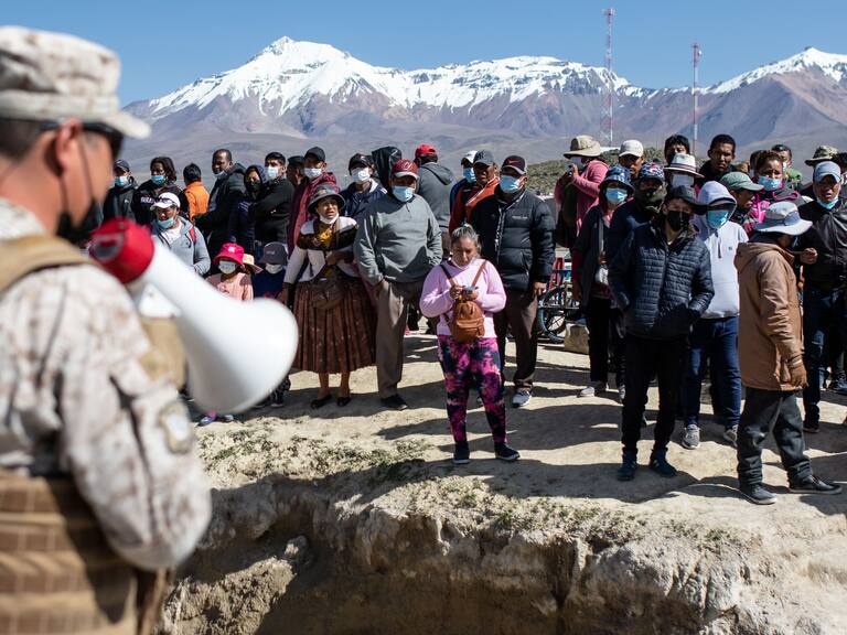 19 de Febrero de 2022 / IQUIQUEChilenos y bolivianos querían cruzar la frontera para llevar a cabo la tradicional feria bipartita que se desarrolla todos los sábados, una semana en Pisiga (Bolivia) y otra en Colchane (Chile).
FOTO: JOHAN BERNA/AGENCIAUNO