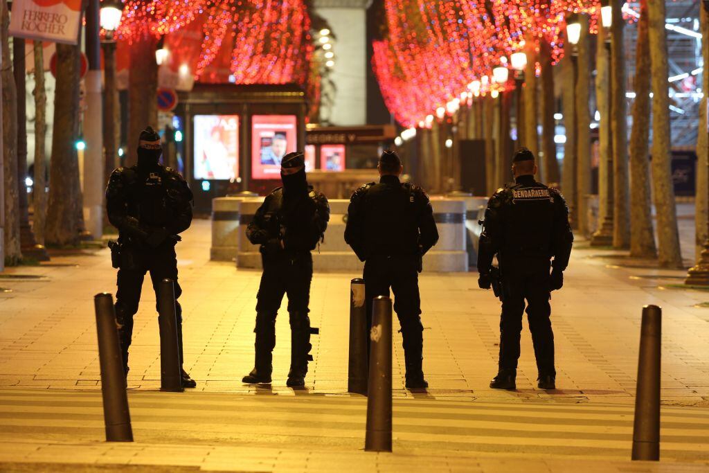 Policías de Francia vigilan las calles la noche del año nuevo