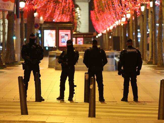 Policías de Francia vigilan las calles la noche del año nuevo
