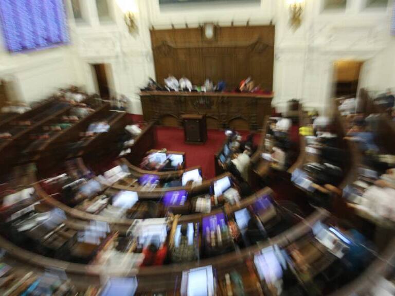 «El sistema de fiscalización es prácticamente inexistente»: periodista de Ciper detalla reportaje sobre cargas de bencina por familiares de diputados