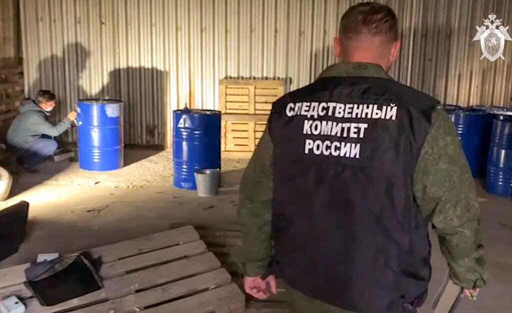 Investigadores incautan alcohol adulterado que causaron muertes en Rusia