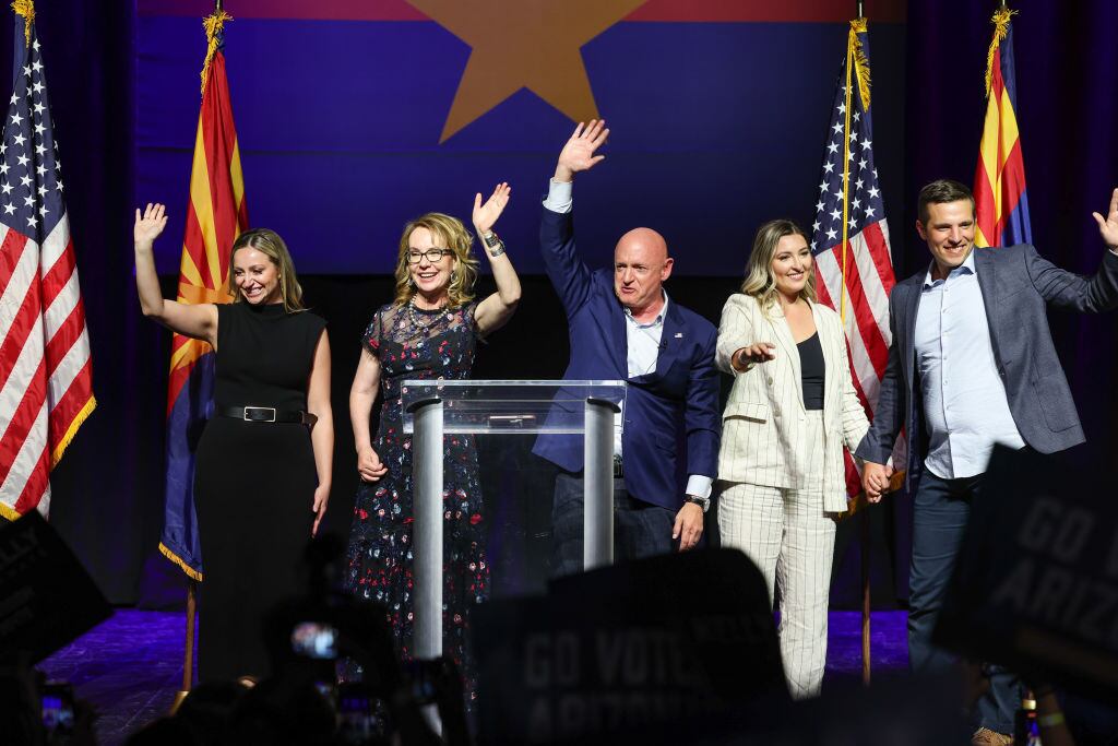 El demócrata Mark Kelly festeja su triunfo para llegar al senado de EEUU