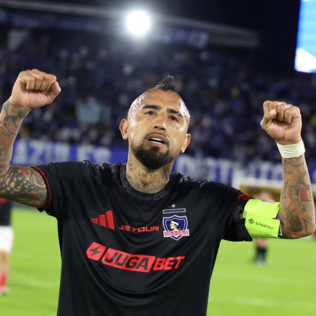 El gesto de Arturo Vidal con “Tucu” Contreras y con hinchas de Millonarios tras el triunfo de Colo Colo en Colombia