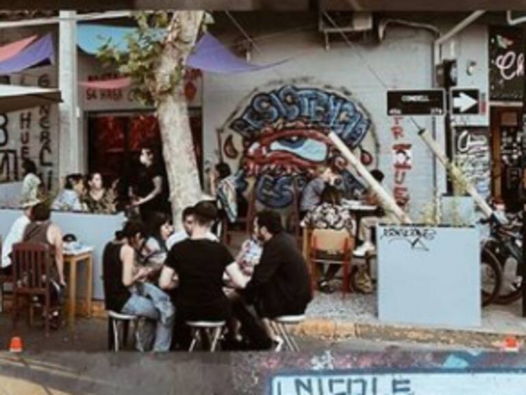 Popular local «Chueca Bar» denunció acto de lesbodio: sujetos tacharon mensajes con pintura