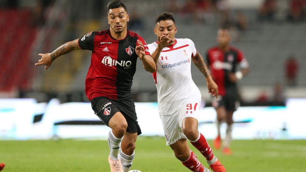 GUADALAJARA, MEXICO - SEPTEMBER 28: Lorenzo Reyes #21 of Atlas fights for the ball with Ernesto Vera #09 of Toluca during the 11th round match between Atlas and Toluca as part of the Torneo Apertura 2018 Liga MX at Jalisco Stadium on September 28, 2018 in Guadalajara, Mexico. (Photo by Refugio Ruiz/Getty Images)