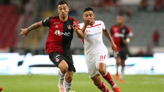 GUADALAJARA, MEXICO - SEPTEMBER 28: Lorenzo Reyes #21 of Atlas fights for the ball with Ernesto Vera #09 of Toluca during the 11th round match between Atlas and Toluca as part of the Torneo Apertura 2018 Liga MX at Jalisco Stadium on September 28, 2018 in Guadalajara, Mexico. (Photo by Refugio Ruiz/Getty Images)