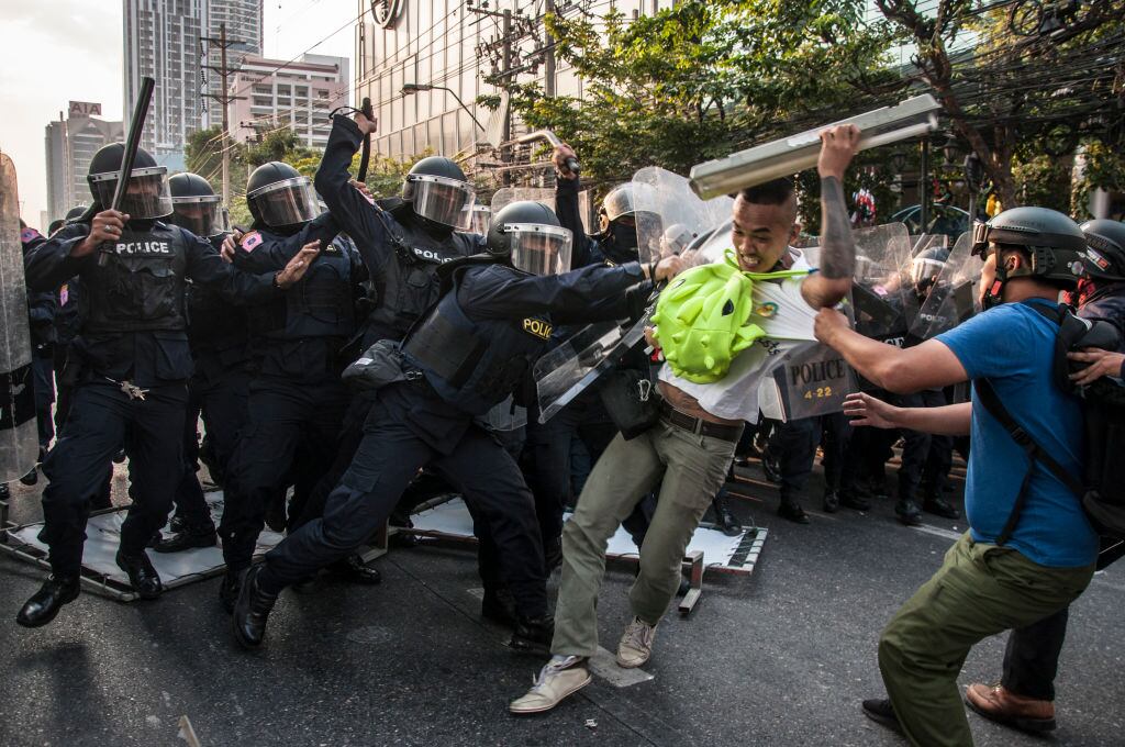 Protestas contra el golpe de estado ante la embajada birmana en Bangkok