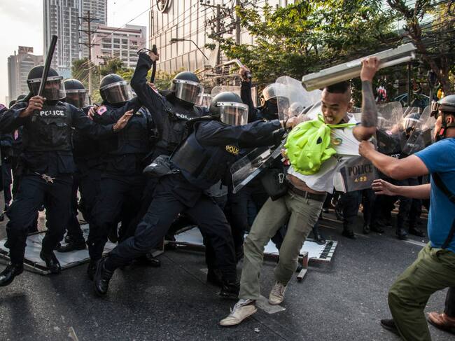 Protestas contra el golpe de estado ante la embajada birmana en Bangkok