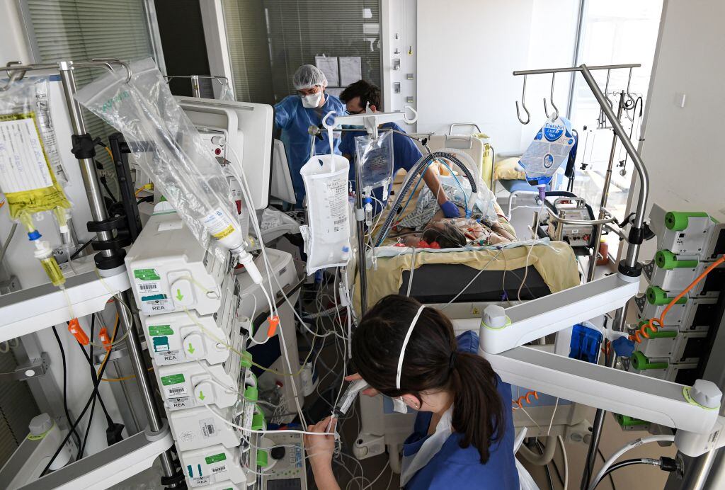 Trabajadores de la salud atienden a pacientes Covid-19 en un hospital de París