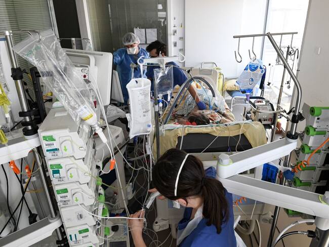 Trabajadores de la salud atienden a pacientes Covid-19 en un hospital de París