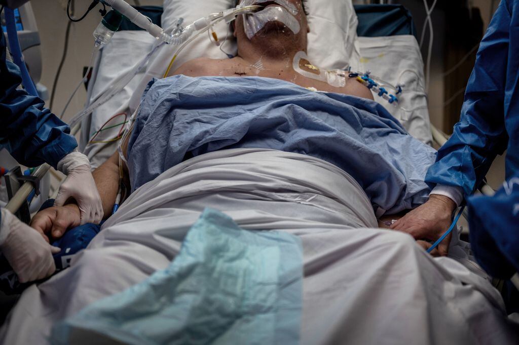 Trabajadores de la salud cuidan a un paciente del Covid-19 en un hospital de Saint-Etienne