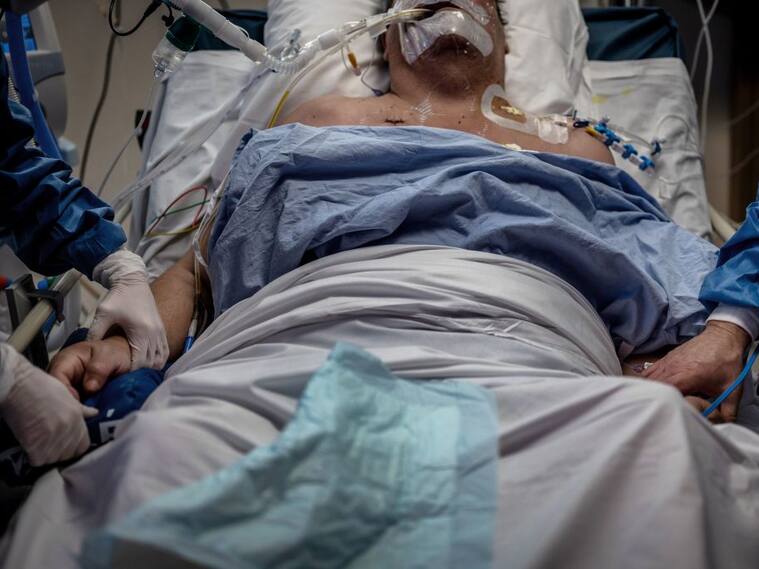 Trabajadores de la salud cuidan a un paciente del Covid-19 en un hospital de Saint-Etienne