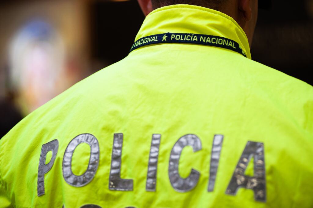 Un agente de la policía de Colombia custodia las calles de la ciudad de Bogotá