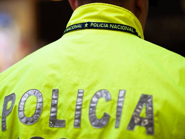 Un agente de la policía de Colombia custodia las calles de la ciudad de Bogotá