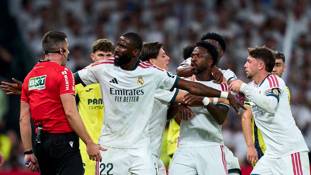 El triste espectáculo de Vinícius: le tiró el pelo a un rival, marcó un gol y terminó expulsado