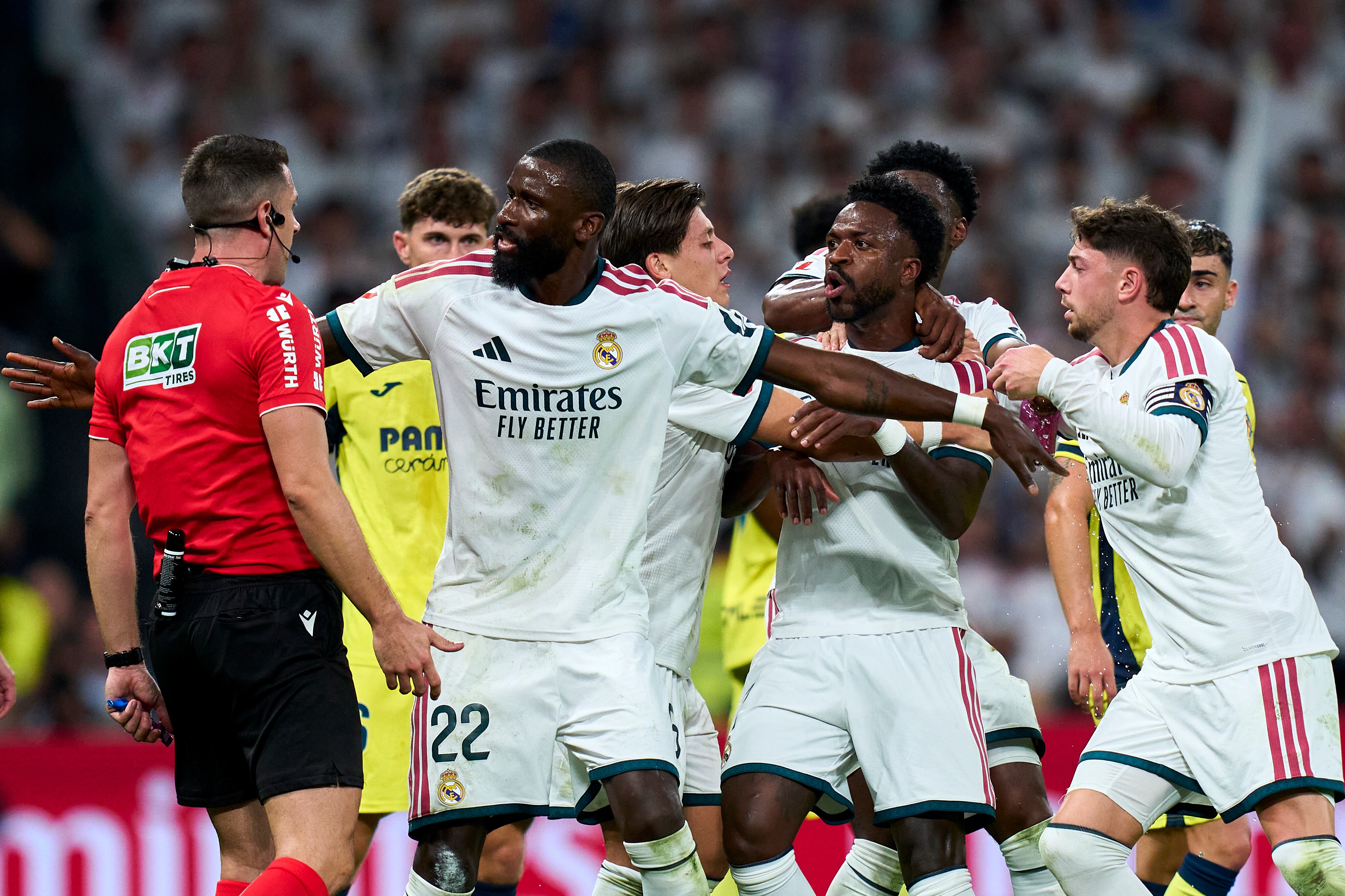 El triste espectáculo de Vinícius: le tiró el pelo a un rival, marcó un gol y terminó expulsado